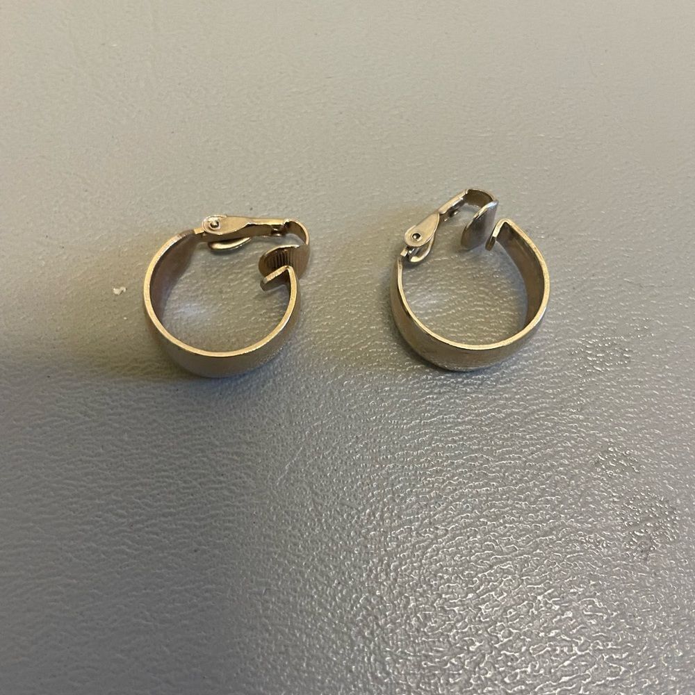 Clip earrings - Picture 7 of 9